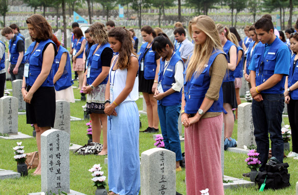9일 오전 서울 동작동 국립서울현충원에서 UN 참전국 청소년 평화캠프 참가자들이 참전용사 묘역에서 묵념하고 있다. 국가보훈처가 주관한 이번 캠프에 참가한 15개국 147명의 대학생들은 6박 7일간 현충원 참배, 땅굴 견학, 병영체험 등을 경험한다. 연합뉴스