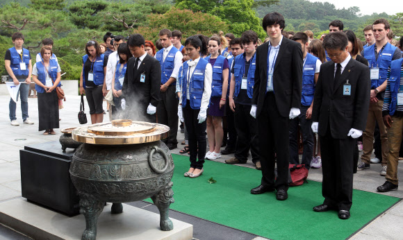 9일 오전 서울 동작동 국립서울현충원에서 UN 참전국 청소년 평화캠프 참가자들이 묵념하고 있다. 국가보훈처가 주관한 이번 캠프에 참가한 15개국 147명의 대학생들은 6박 7일간 현충원 참배, 땅굴 견학, 병영체험 등을 경험한다. 연합뉴스