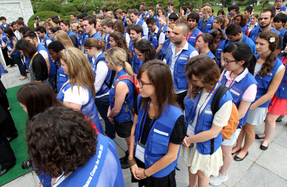 9일 오전 서울 동작동 국립서울현충원에서 UN 참전국 청소년 평화캠프 참가자들이 묵념하고 있다. 국가보훈처가 주관한 이번 캠프에 참가한 15개국 147명의 대학생들은 6박 7일간 현충원 참배, 땅굴 견학, 병영체험 등을 경험한다. 연합뉴스