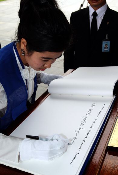 9일 오전 서울 동작동 국립서울현충원에서 UN 참전국 청소년 평화캠프 참가자 대표가 방명록을 쓰고 있다. 연합뉴스