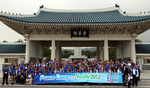 9일 오전 서울 동작동 국립서울현충원에서 UN 참전국 청소년 평화캠프 참가자들이 기념촬영을 하고 있다. 연합뉴스