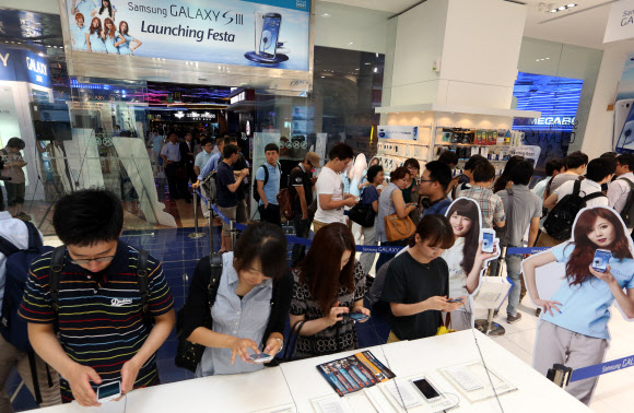 삼성전자의 신형 스마트폰 ‘갤럭시S3 LTE’가 국내에 첫 출시된 9일 서울 삼성동 코엑스몰 갤럭시존이 제품을 사려는 고객들로 붐비고 있다.  연합뉴스