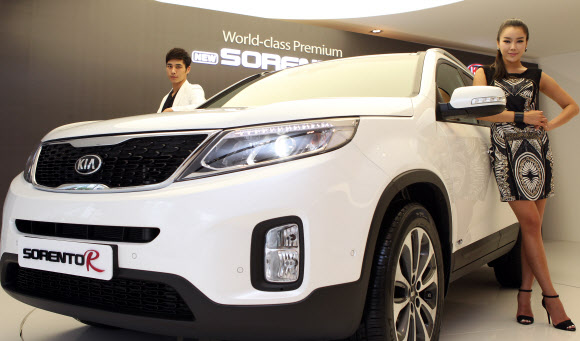10일 오전 서울 압구정동 기아자동차 압구정점에서 모델들이 ‘뉴 쏘렌토R’을 선보이고 있다.  연합뉴스