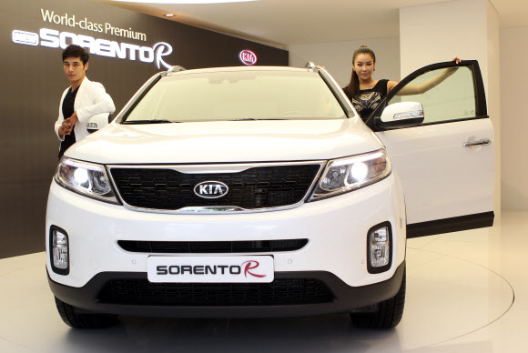 10일 오전 서울 압구정동 기아자동차 압구정점에서 모델들이 ‘뉴 쏘렌토R’을 선보이고 있다.  연합뉴스