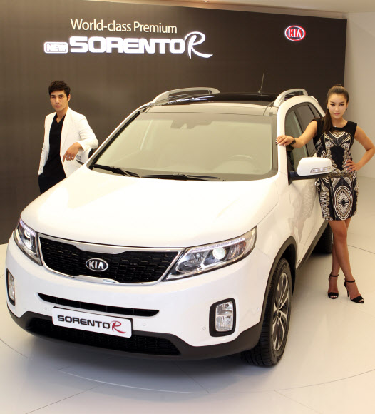 10일 오전 서울 압구정동 기아자동차 압구정점에서 모델들이 ‘뉴 쏘렌토R’을 선보이고 있다.  연합뉴스