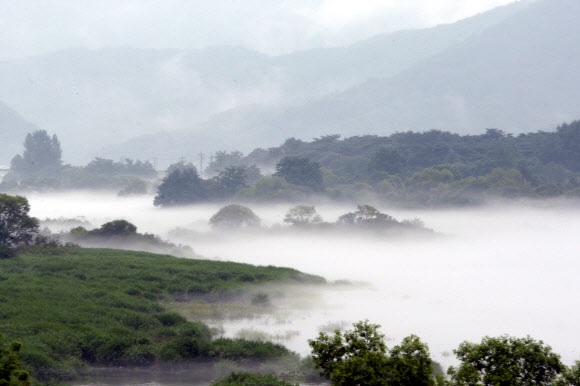 11일 장맛비가 내리는 강원 춘천시 소양강의 물안개가 한 폭의 수채화를 연상케 하고 있다.  연합뉴스