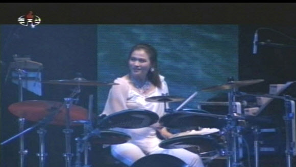 조선중앙TV가 지난 9일 기록영화를 통해 내보낸 신생 모란봉악단의 공연모습. 김정은 국방위원회 제1위원장이 참석한 이번 공연에서는 몸매가 고스란히 드러나는 하얀 드레스와 미니원피스, 10㎝는 훌쩍 넘을 듯한 킬힐(kill heel), 레이저 조명 등 파격적인 장면이 담겨있다. 연합뉴스