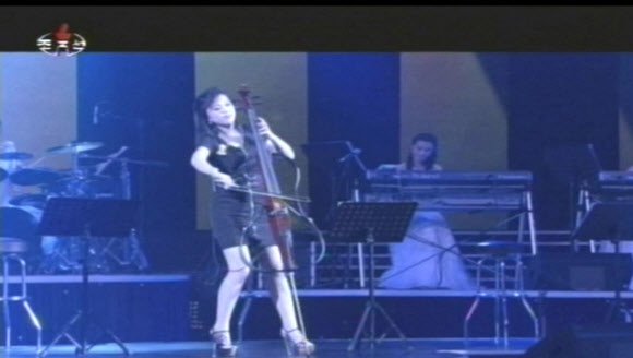 조선중앙TV가 지난 9일 기록영화를 통해 내보낸 신생 모란봉악단의 공연모습. 김정은 국방위원회 제1위원장이 참석한 이번 공연에서는 몸매가 고스란히 드러나는 하얀 드레스와 미니원피스, 10㎝는 훌쩍 넘을 듯한 킬힐(kill heel), 레이저 조명 등 파격적인 장면이 담겨있다. 연합뉴스