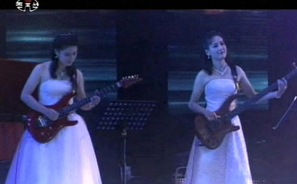 조선중앙TV가 지난 9일 기록영화를 통해 내보낸 신생 모란봉악단의 공연모습. 김정은 국방위원회 제1위원장이 참석한 이번 공연에서는 몸매가 고스란히 드러나는 하얀 드레스와 미니원피스, 10㎝는 훌쩍 넘을 듯한 킬힐(kill heel), 레이저 조명 등 파격적인 장면이 담겨있다. 연합뉴스