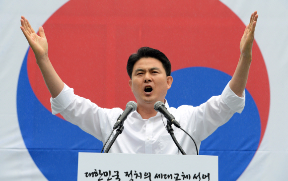 새누리당 김태호 의원이 11일 서울 남산 안중근의사기념관에서 열린 대선 출마 선언식에서 연설을 하고 있다.  도준석기자 pado@seoul.co.kr