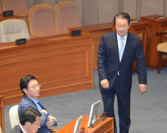 11일 열린 국회 본회의에서 무소속 박주선(오른쪽) 의원이 자신의 체포동의안 처리에 앞서 신상발언을 마친 후 뒤이어 신상발언을 준비 중인 새누리당 정두언 의원을 쳐다보며 걸어가고 있다. 박 의원의 체포동의안은 가결됐으나 정 의원의 체포동의안은 부결됐다.  안주영기자 jya@seoul.co.kr 