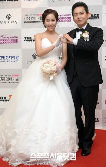 지난 5월 26일 결혼식에 앞서 환히 웃고 있는 윤기원-황은정 부부.