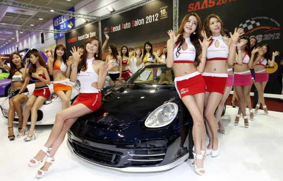 12일 서울 강남구 삼성동 코엑스에서 열린  자동차 애프터마켓 전문 전시회 ‘2012 서울오토살롱·2012 서울오토서비스’에서 모델들이 슈퍼카와 튜닝카, 머슬카 등을 소개하고 있다.  연합뉴스
