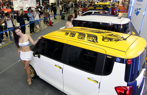 12일 서울 강남구 삼성동 코엑스에서 열린  자동차 애프터마켓 전문 전시회 ‘2012 서울오토살롱·2012 서울오토서비스’에서 모델들이 슈퍼카와 튜닝카, 머슬카 등을 소개하고 있다.  연합뉴스
