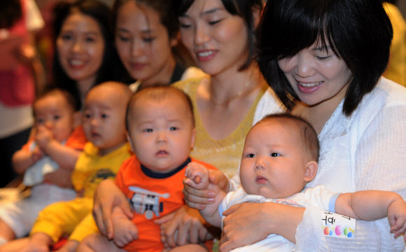 12일 오후 경기도 수원 라마다프라자 호텔에서 열린 ‘제3회 경기도 건강한 모유 수유아 선발대회’에 참가한 아이들이 어머니와 함께 즐거운 시간을 보내고 있다. 경기신문 제공/연합뉴스
