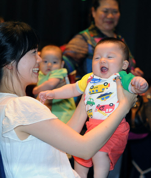 12일 오후 경기도 수원 라마다프라자 호텔에서 열린 ‘제3회 경기도 건강한 모유 수유아 선발대회’에 참가한 아이들이 어머니와 함께 즐거운 시간을 보내고 있다. 경기신문 제공/연합뉴스