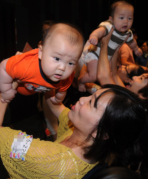 12일 오후 경기도 수원 라마다프라자 호텔에서 열린 ‘제3회 경기도 건강한 모유 수유아 선발대회’에 참가한 아이들이 어머니와 함께 즐거운 시간을 보내고 있다. 경기신문 제공/연합뉴스