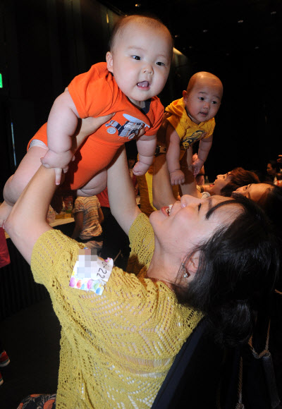 12일 오후 경기도 수원 라마다프라자 호텔에서 열린 ‘제3회 경기도 건강한 모유 수유아 선발대회’에 참가한 아이들이 어머니와 함께 즐거운 시간을 보내고 있다. 경기신문 제공/연합뉴스