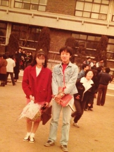 중학생 시절의 정준하(오른쪽)가 한 여학생 옆에 다소곳이 서 있다.<br>노홍철 트위터