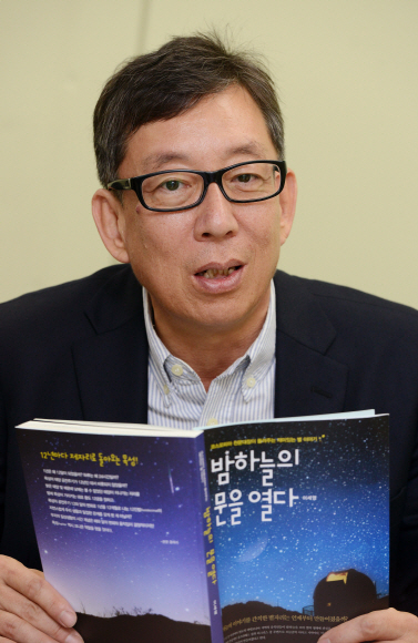 별자리 매력에 홀딱 반해 한국 최초 민간 천문대 ‘코스모피아’를 설립, 15년째 운영해 온 이세영씨. 밤하늘에 떠돌고 있는 숱한 이야기들에 귀 기울일 수 있는 방법을 공유하기 위해 책을 썼다. 류재림기자 jawoolim@seoul.co.kr