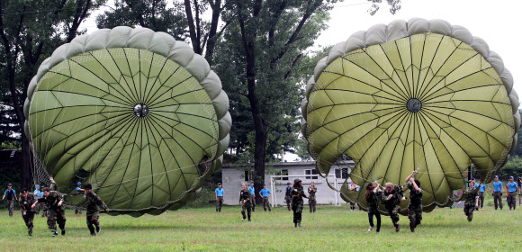 UN 참전국 청소년 평화캠프 참가자들이 13일 오후 서울 송파구 특전사 비호부대에서 낙하산 메고 이어달리기를 하고 있다. 연합뉴스