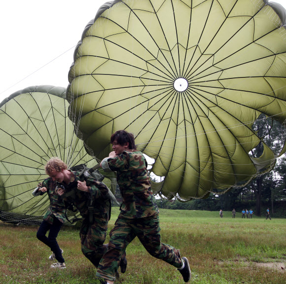 UN 참전국 청소년 평화캠프 참가자들이 13일 오후 서울 송파구 특전사 비호부대에서 낙하산 메고 이어달리기를 하고 있다. 연합뉴스