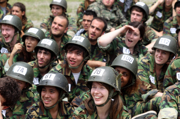 UN 참전국 청소년 평화캠프 참가자들이 13일 오후 서울 송파구 특전사 비호부대에서 막타워 훈련을 하기 위해 시범훈련을 보고 있다. 연합뉴스