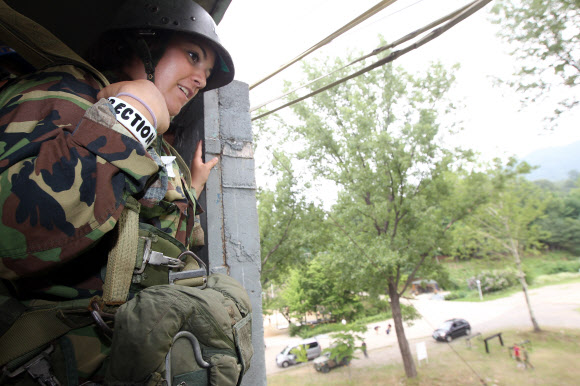 UN 참전국 청소년 평화캠프 참가자들이 13일 오후 서울 송파구 특전사 비호부대에서 막타워 훈련을 하고 있다. 연합뉴스