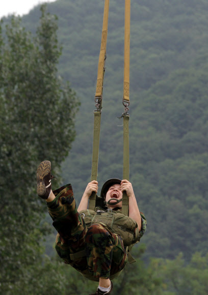 UN 참전국 청소년 평화캠프 참가자들이 13일 오후 서울 송파구 특전사 비호부대에서 막타워 훈련을 하고 있다. 연합뉴스