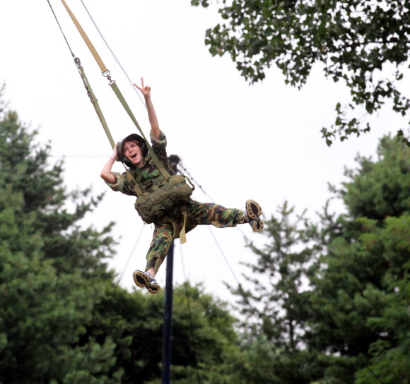 UN 참전국 청소년 평화캠프 참가자들이 13일 오후 서울 송파구 특전사 비호부대에서 막타워 훈련을 하고 있다. 연합뉴스