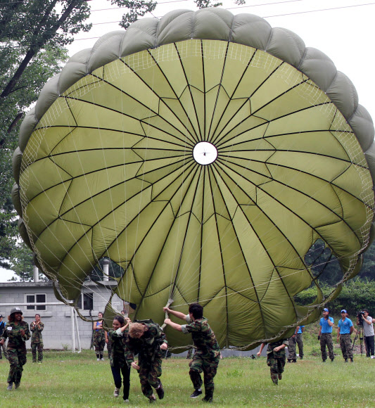 UN 참전국 청소년 평화캠프 참가자들이 13일 오후 서울 송파구 특전사 비호부대에서 낙하산 메고 이어달리기를 하고 있다. 연합뉴스