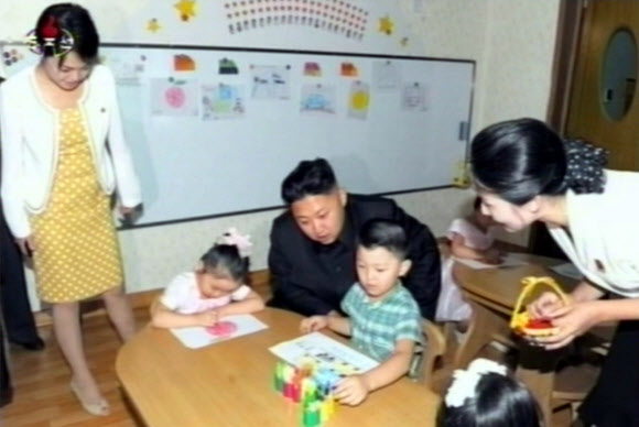 북한 김정은 국방위원회 제1위원장의 현지시찰에 20대로 추정되는 여성이 또다시 등장해 관심을 모으고 있다.  연합뉴스