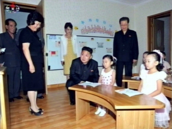 북한 김정은 국방위원회 제1위원장의 현지시찰에 20대로 추정되는 여성이 또다시 등장해 관심을 모으고 있다.  연합뉴스