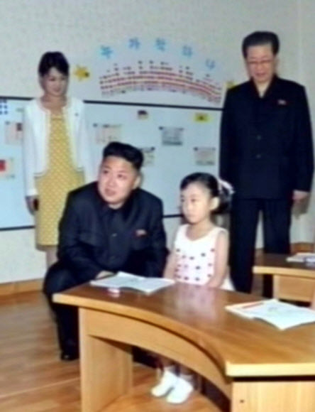 북한 김정은 국방위원회 제1위원장의 현지시찰에 20대로 추정되는 여성이 또다시 등장해 관심을 모으고 있다.  연합뉴스