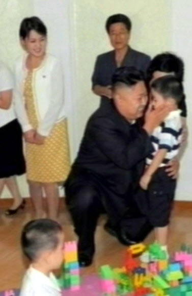 북한 김정은 국방위원회 제1위원장의 현지시찰에 20대로 추정되는 여성이 또다시 등장해 관심을 모으고 있다.  연합뉴스