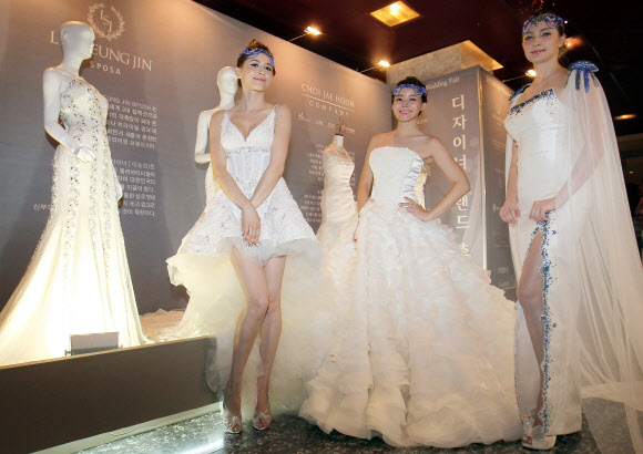 15일 오전 서울 광진구 광장동 쉐라톤 그랜드 워커힐 호텔에서 열린 ‘제15회 듀오웨딩페어’에서 모델들이 반투명ㆍ비키니 웨딩드레스를 선보이고 있다.  연합뉴스