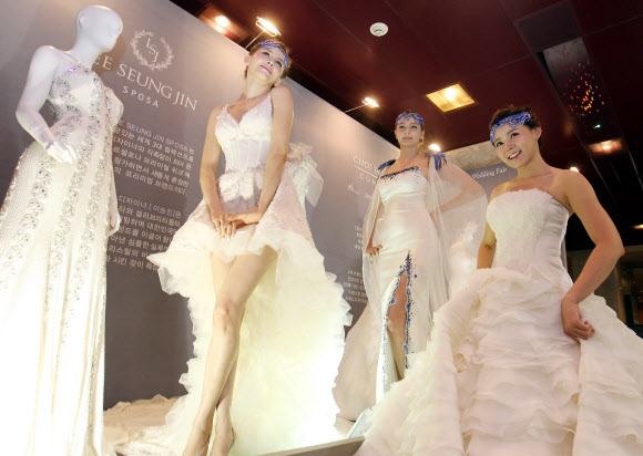 15일 오전 서울 광진구 광장동 쉐라톤 그랜드 워커힐 호텔에서 열린 ‘제15회 듀오웨딩페어’에서 모델들이 반투명ㆍ비키니 웨딩드레스를 선보이고 있다.  연합뉴스