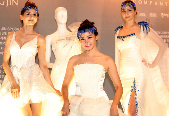 15일 오전 서울 광진구 광장동 쉐라톤 그랜드 워커힐 호텔에서 열린 ‘제15회 듀오웨딩페어’에서 모델들이 반투명ㆍ비키니 웨딩드레스를 선보이고 있다.  연합뉴스