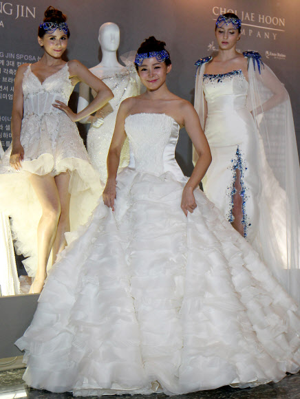 15일 오전 서울 광진구 광장동 쉐라톤 그랜드 워커힐 호텔에서 열린 ‘제15회 듀오웨딩페어’에서 모델들이 반투명ㆍ비키니 웨딩드레스를 선보이고 있다.  연합뉴스