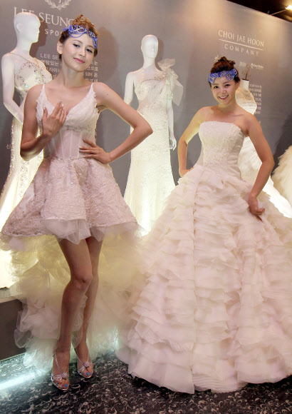 15일 오전 서울 광진구 광장동 쉐라톤 그랜드 워커힐 호텔에서 열린 ‘제15회 듀오웨딩페어’에서 모델들이 반투명ㆍ비키니 웨딩드레스를 선보이고 있다.  연합뉴스