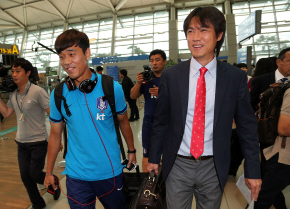 15일 영국으로 떠난 올림픽축구 대표팀의 홍명보(오른쪽) 감독과 박주영이 인천국제공항으로 들어서며 밝게 웃고 있다.   연합뉴스 