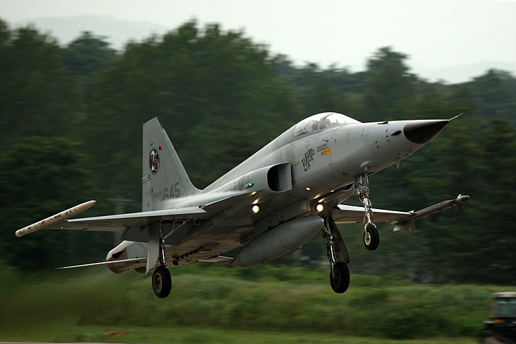 힘차게 이륙하는 18전투비행단의 F-5E전투기