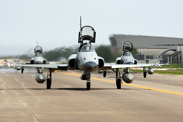 F-5E/F 전투기들이 이륙을 위해 활주로로 향하고 있다. 우리 공군은 이 F-5E/F 전투기가 모두 180대 가량 있는데, 모두 1974년~1981년에 들어온 것으로 이미 도태시기를 넘긴 기체들이다.
