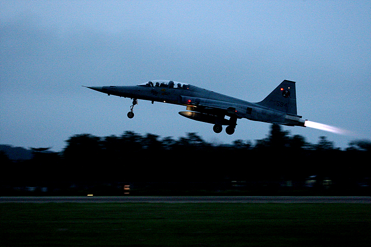 어둠이 내리기 직전 하얀 불꽃을 뿜으며 이륙하고 있는 F-5E/F 전투기. F-5E/F는 야간비행능력이 아주 제한적이기 때문에 야간에는 주로 2인승 비행기로 훈련을 한다.