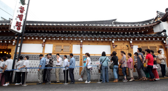 초복을 이틀앞둔 16일 서울 종로구 한 삼계탕전문점을 찾은 시민들과 관광객들이 줄지어 순서를 기다리고 있다. 연합뉴스