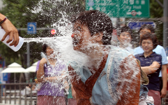 정남진 물축제가 오는 27일 부터 다음 달 2일 까지 장흥읍 탐진강과 편백숲 우드랜드 일원에서 열린다. 장흥군과 축제추진위는 이를 홍보하기 위해 17일 서울 청계광장에서 이벤트를 진행했다. 사진은 이날 열린 거리공연 모습.  연합뉴스