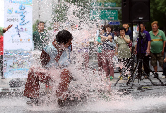 정남진 물축제가 오는 27일 부터 다음 달 2일 까지 장흥읍 탐진강과 편백숲 우드랜드 일원에서 열린다. 장흥군과 축제추진위는 이를 홍보하기 위해 17일 서울 청계광장에서 이벤트를 진행했다. 사진은 이날 열린 거리공연 모습.  연합뉴스