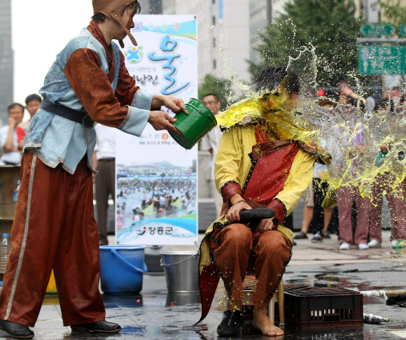 정남진 물축제가 오는 27일 부터 다음 달 2일 까지 장흥읍 탐진강과 편백숲 우드랜드 일원에서 열린다. 장흥군과 축제추진위는 이를 홍보하기 위해 17일 서울 청계광장에서 이벤트를 진행했다. 사진은 이날 열린 거리공연 모습. 연합뉴스