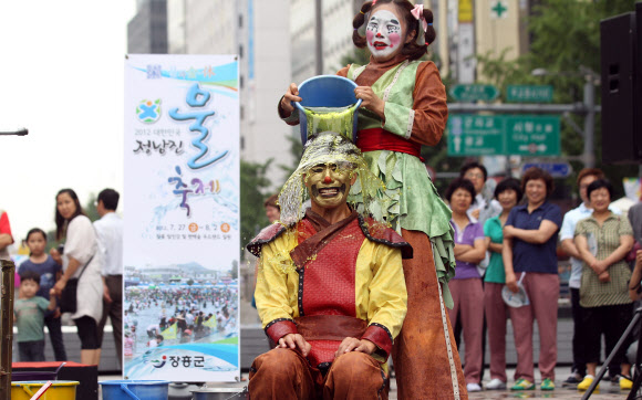 정남진 물축제가 오는 27일 부터 다음 달 2일 까지 장흥읍 탐진강과 편백숲 우드랜드 일원에서 열린다. 장흥군과 축제추진위는 이를 홍보하기 위해 17일 서울 청계광장에서 이벤트를 진행했다. 사진은 이날 열린 거리공연 모습. 연합뉴스