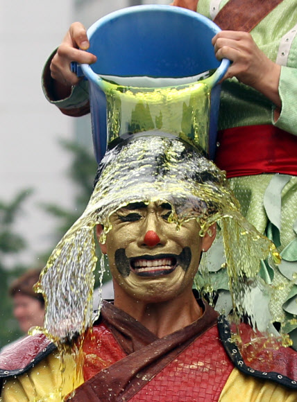정남진 물축제가 오는 27일 부터 다음 달 2일 까지 장흥읍 탐진강과 편백숲 우드랜드 일원에서 열린다. 장흥군과 축제추진위는 이를 홍보하기 위해 17일 서울 청계광장에서 이벤트를 진행했다. 사진은 이날 열린 거리공연 모습.  연합뉴스